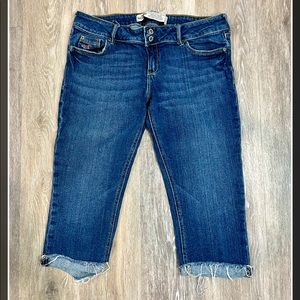 Hollister size 7 above the knee short/capris with distressed rolled hem